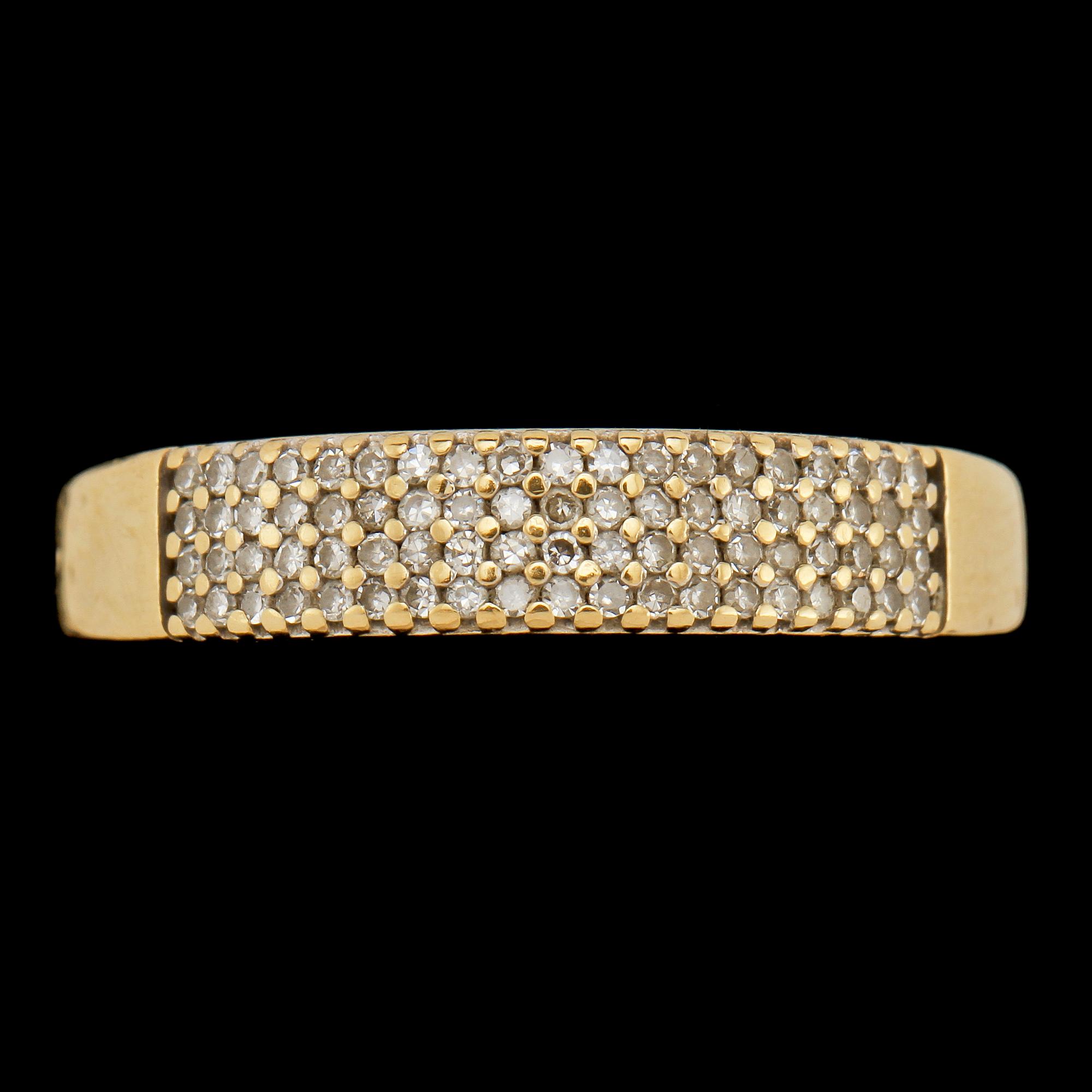 RING, 18k guld med 72 fasettslipade diamanter. Vikt 3 g.