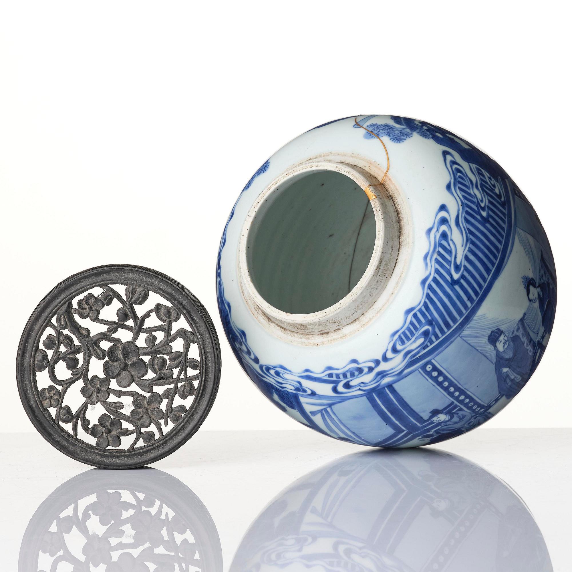 Urna, porslin. Qingdynastin, Kangxi (1662-1722).