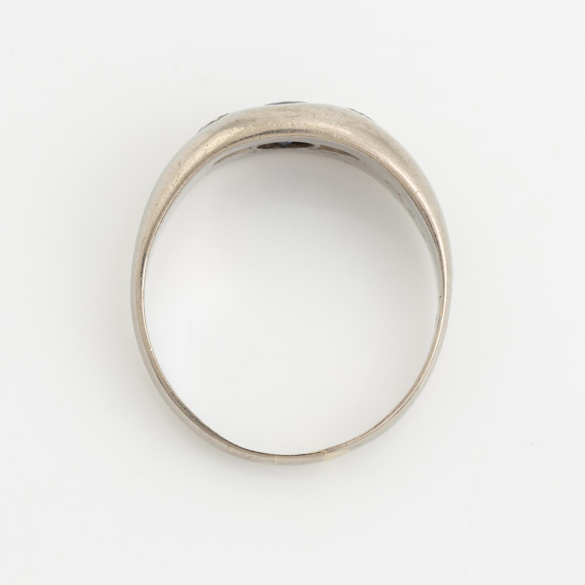 Ring 18K vitguld med en safir och runda briljantslipade diamanter.