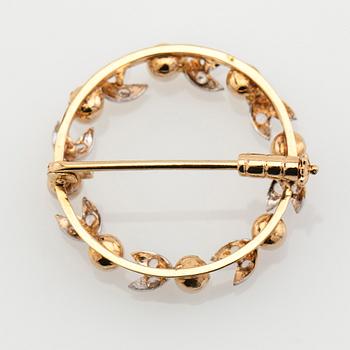 Brooch, 18K gold set with brilliant-cut diamonds and pearls.