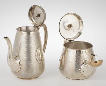 TE- samt KAFFEKANNA, silver, sannolikt William Summers, London, England, 1863. Vikt ca 1716 g.