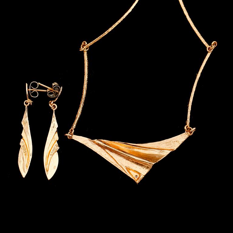 COLLIER samt ÖRHÄNGEN, 1 par, 18 k, Riitta Hakala, Tammi, Finland. Vikt ca 12 g.