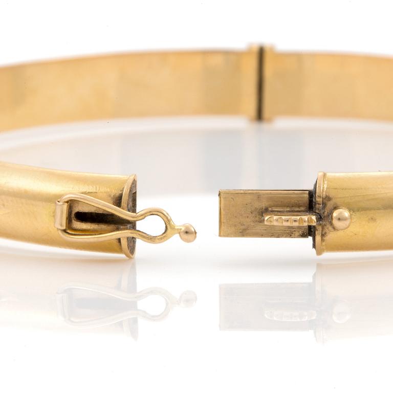 An 18K gold bangle. Ø 62 mm. Weight 12 gr.