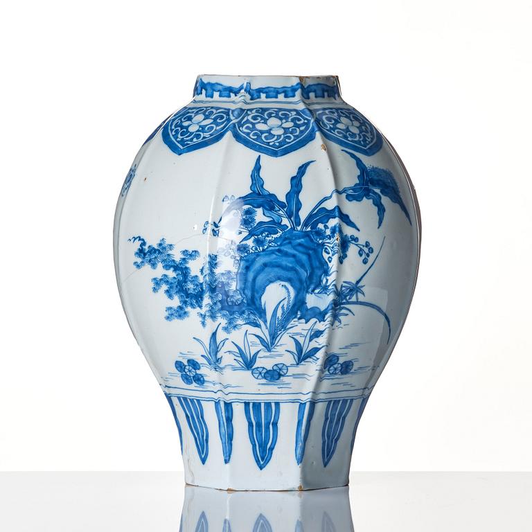 Urna, fajans. Holland, 1700-tal.