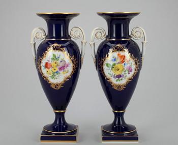 URNOR, ett par, porslin, Meissen, 1900-luku.