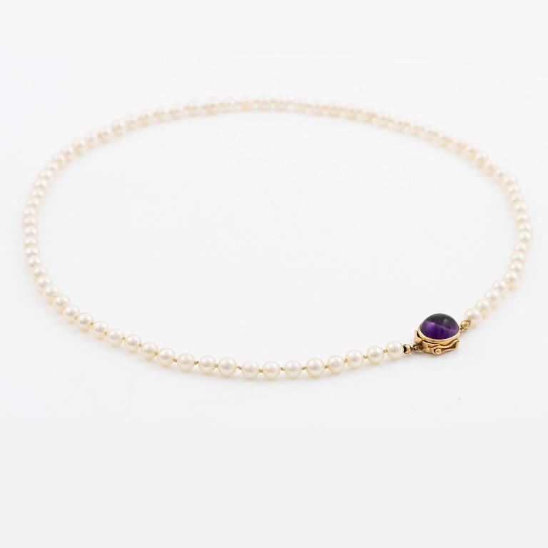 Collier odlade pärlor lås 18K guld med en cabochonslipad ametist.