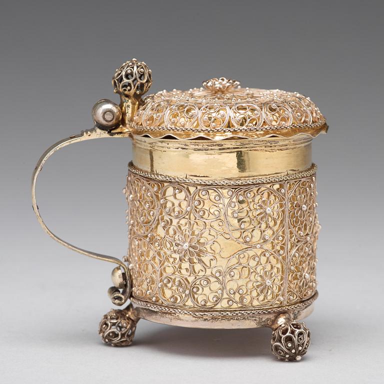 Johan Friedrich Straub, miniatyrdryckeskanna, silver, Karlstad (1674-1713).
