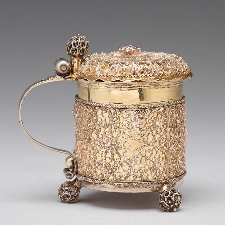 A Swedish late 17th century parcel-gilt filigree miniature tankard, mark Johan Fridrich Straub, Karlstad (1674-1713).