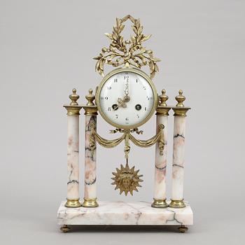 BORDSPENDYL, Frankrike, 1900-talets första hälft.