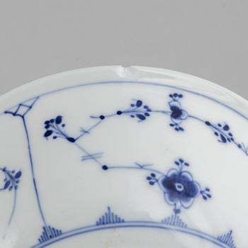 A set of three 'Blue Fluted' porcelain serving bowls and a bowl with cover, Royal Copenhagen, 1893-1900.