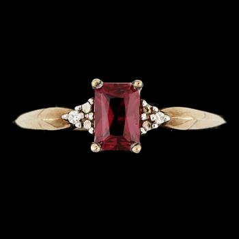 RING, 18k guld rubin och 2 små briljantslipade diamanter. Vikt ca 1,6 gram.