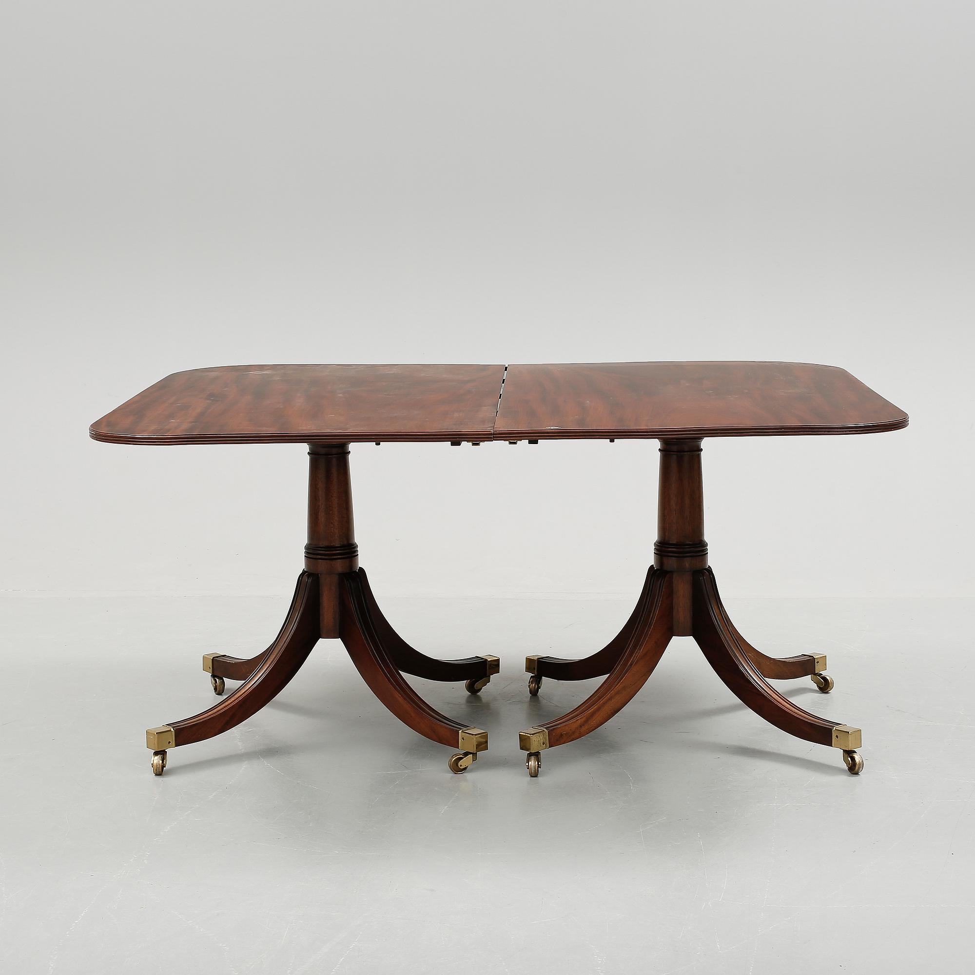 BORD + 1 iläggsskiva, mahogny, England, 1900-tal.