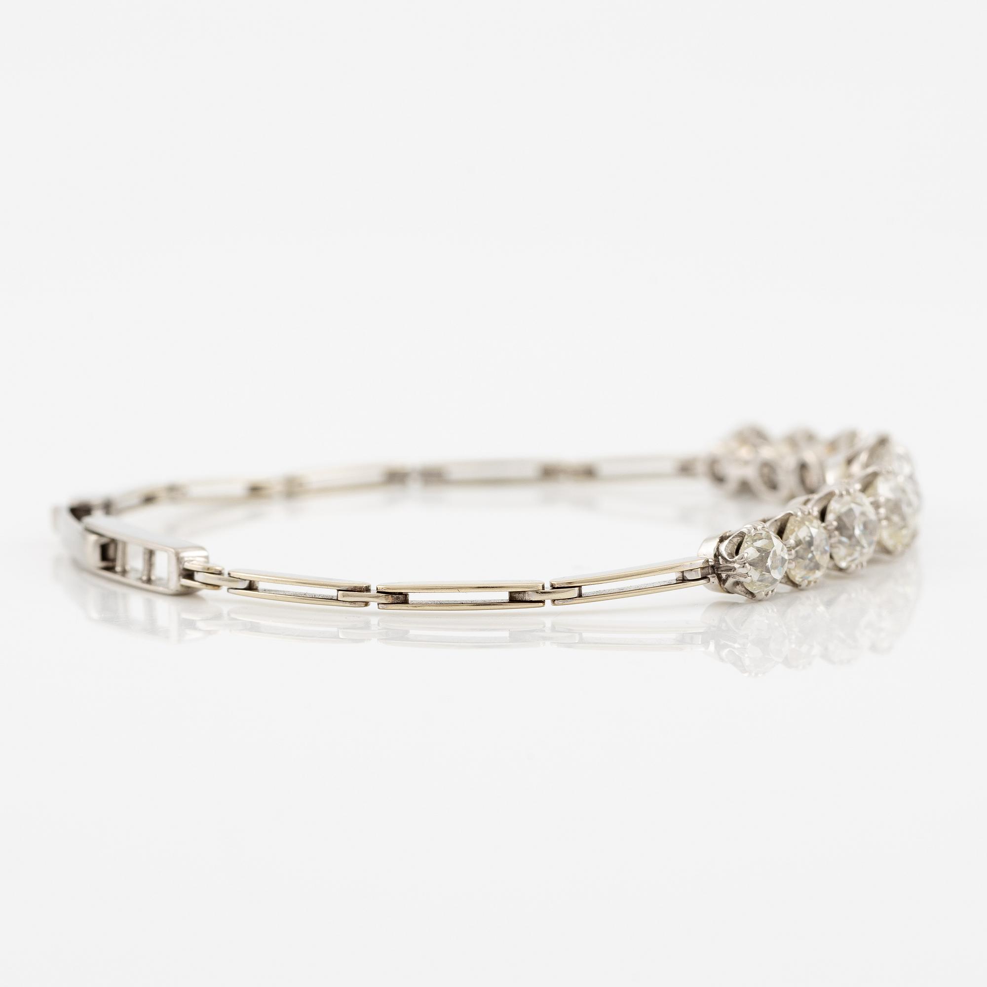 Armband, 18K vitguld och nio gammalslipade diamanter.