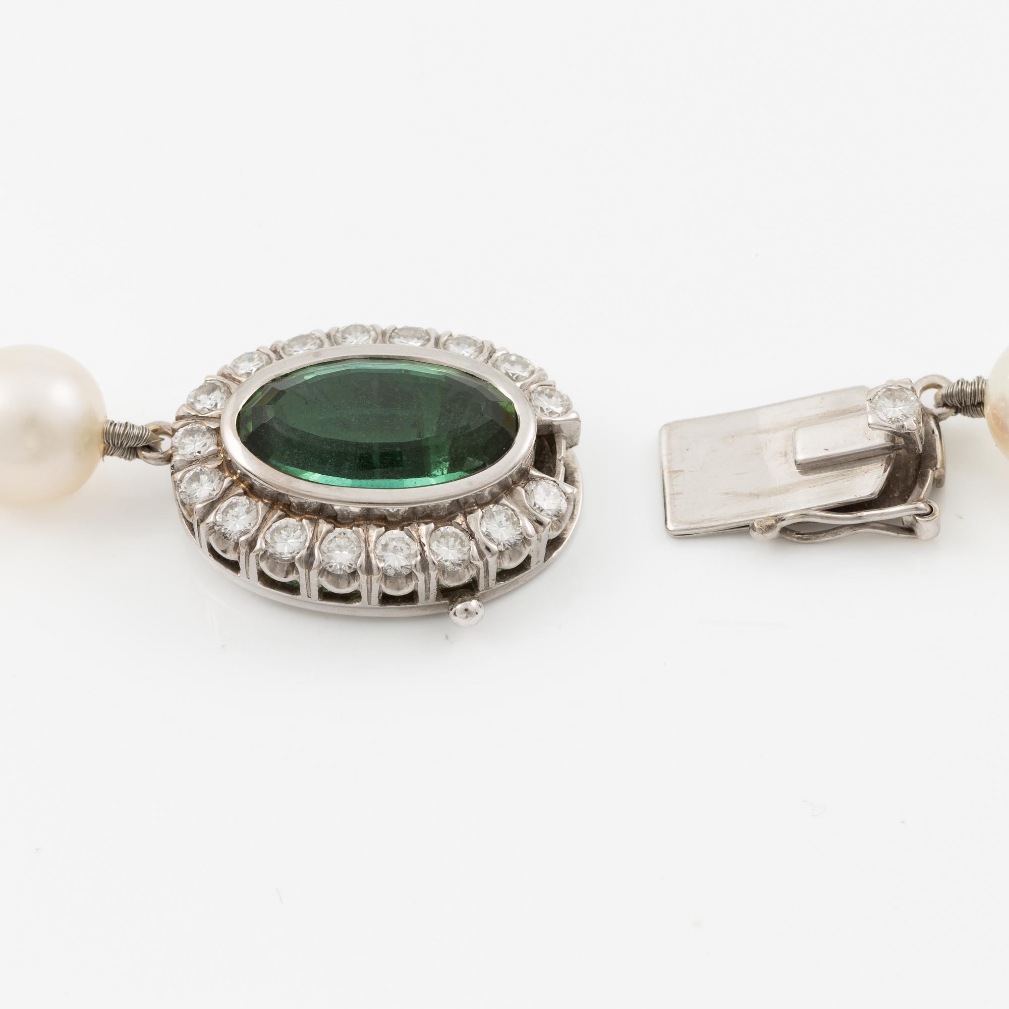 Necklace of cultured pearls with an 18K white gold clasp set with green tourmaline.