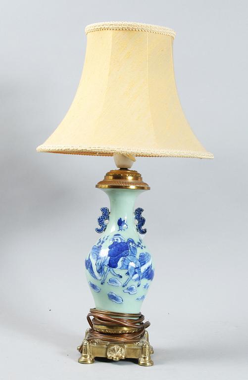 BORDSLAMPA, porslin och mässing, Kina, 1900-tal.