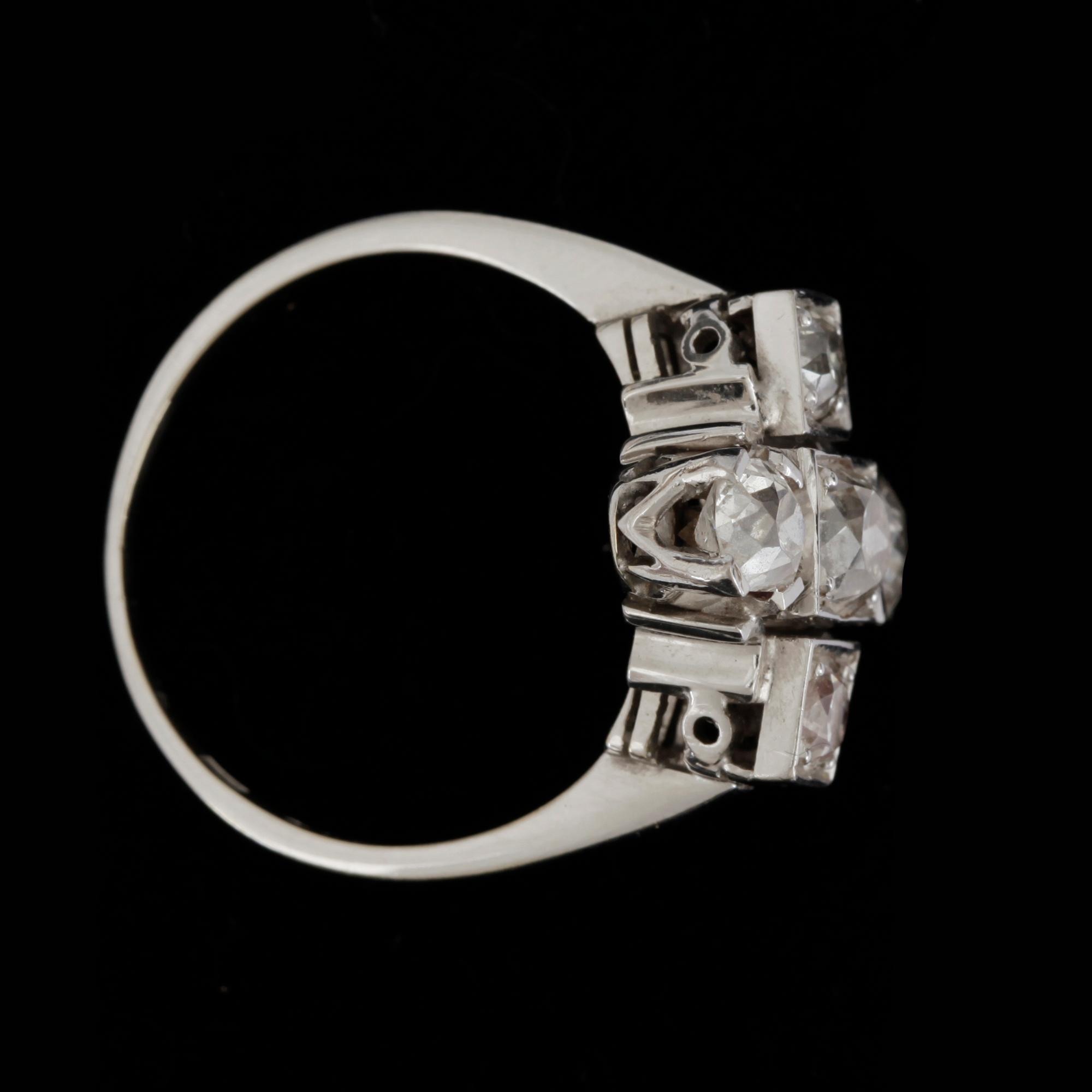 RING, 18k vitguld med 5 äldre briljantslipade diamanter. Vikt ca 6 gram.