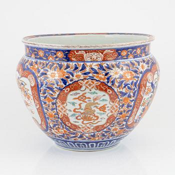 A large Japanese porcelain pot, Meiji  (1868-1912).