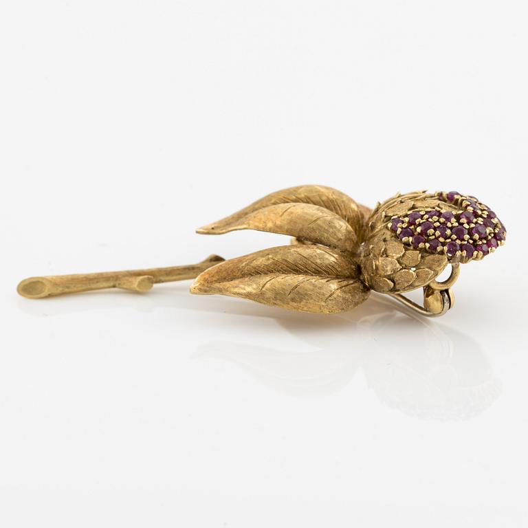 Brooch, Bucherer, 18K gold in the shape of a thistle with rubies.