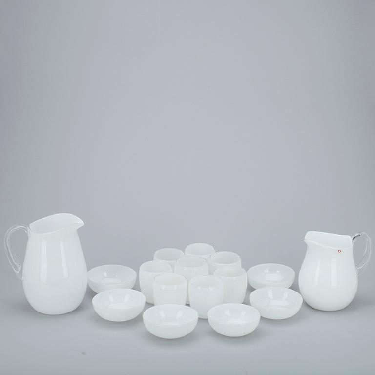 KANNUJA 2 kpl, KULHOJA, 6 kpl, LASEJA 7+1 kpl, valkoista ja kirkasta lasia, Maire Gullichsen Iittala 1900-l loppupuoli.