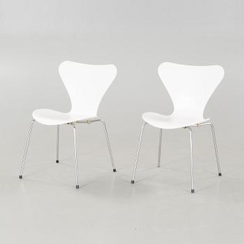 A pair of "Sjuan" chairs by Arne Jacobsen for Fritz Hansen, dated 1987.