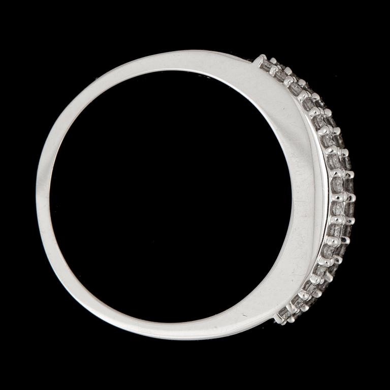 RING med baguette- och briljantslipade diamanter, ca 0.89 ct. Kvalitet H/ SI.