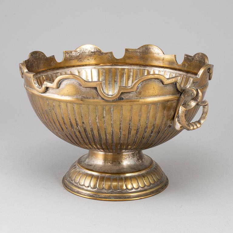 A brass champagne cooler or glass rinserm 18th/19th century.