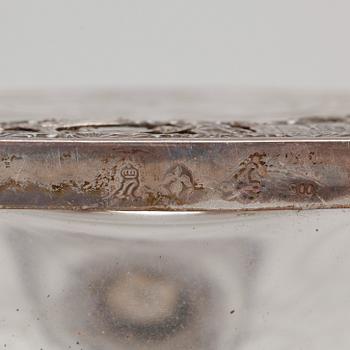 KARAFFER, ett par, låghaltigt silver och glas, Tyskland, omkring 1900.