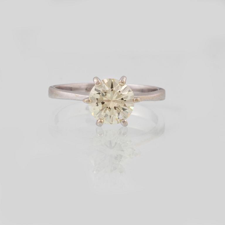 RING, vitguld med briljantslipad diamant ca 1.50 ct. Vikt 2,4 gram.