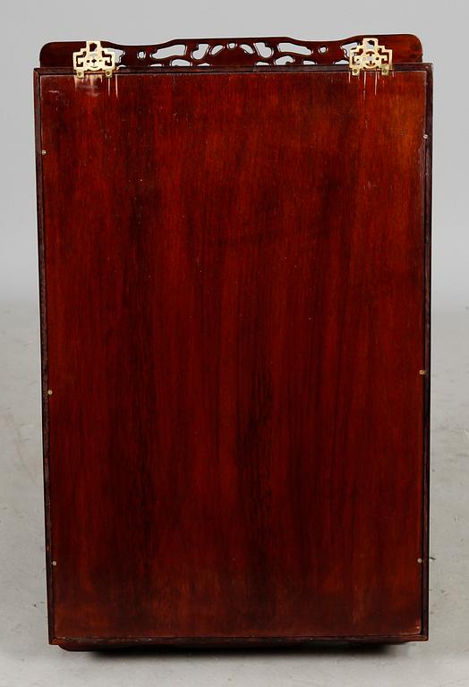 VÄGGVITRINSKÅP, orientaliskt, 1900-tal.