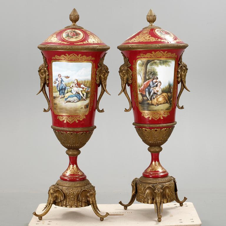 URNOR, ett par, porslin och metallbeslag, 1900-talets slut.