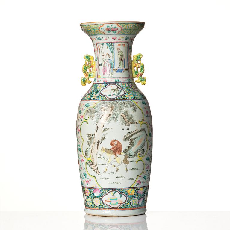 A large famille rose vase, late Qing dynasty/early 20th Century.