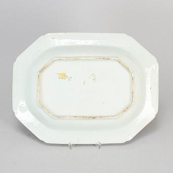 A blue and white export porcelain serving dish, Qing dynasty, Qianlong (1736-95).