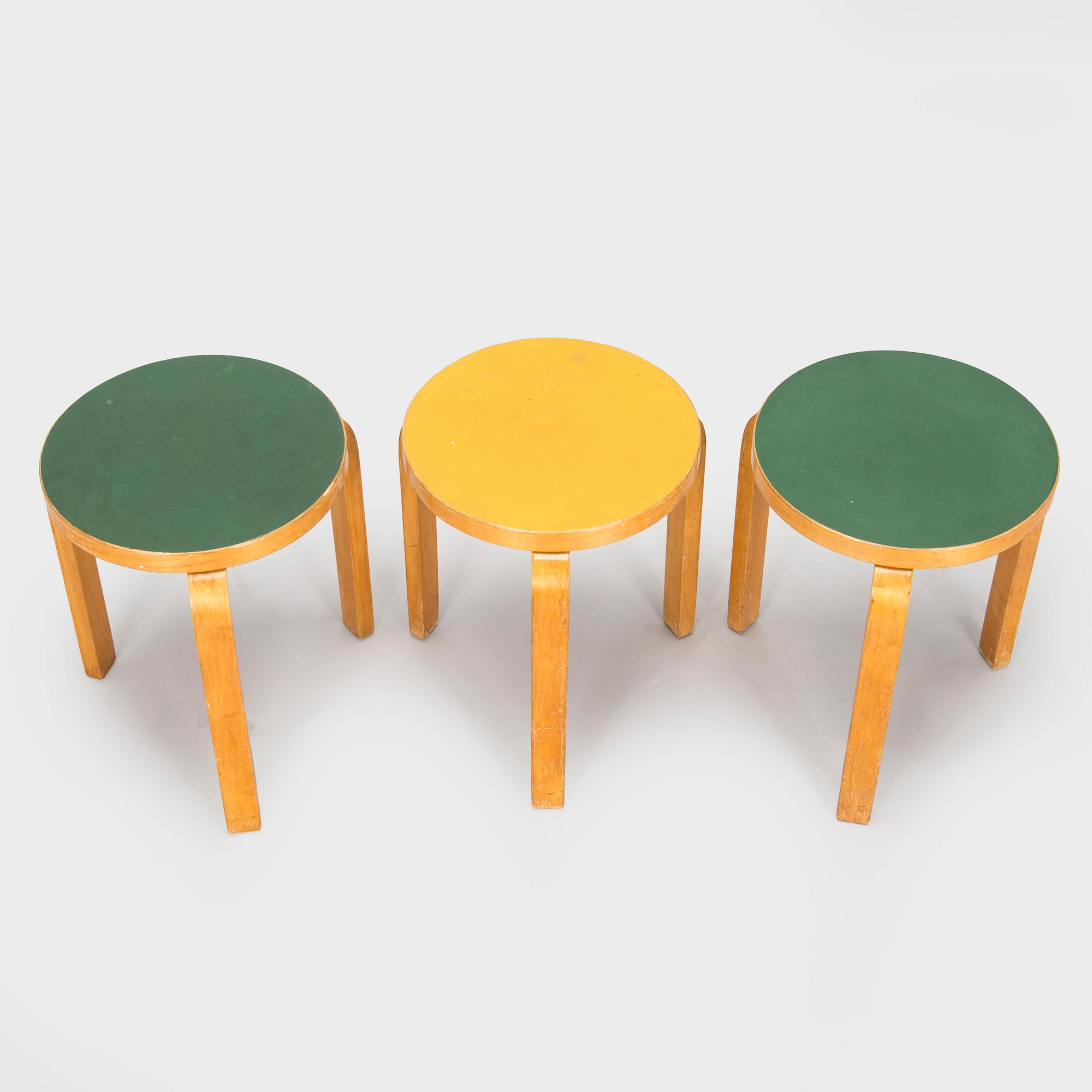 Alvar Aalto, jakkaroita 3 kpl, malli 60, 1900-luvun puoliväli.