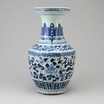 A large blue and white porcelain vase, Qing dynasty, late 18th/early 19th century.