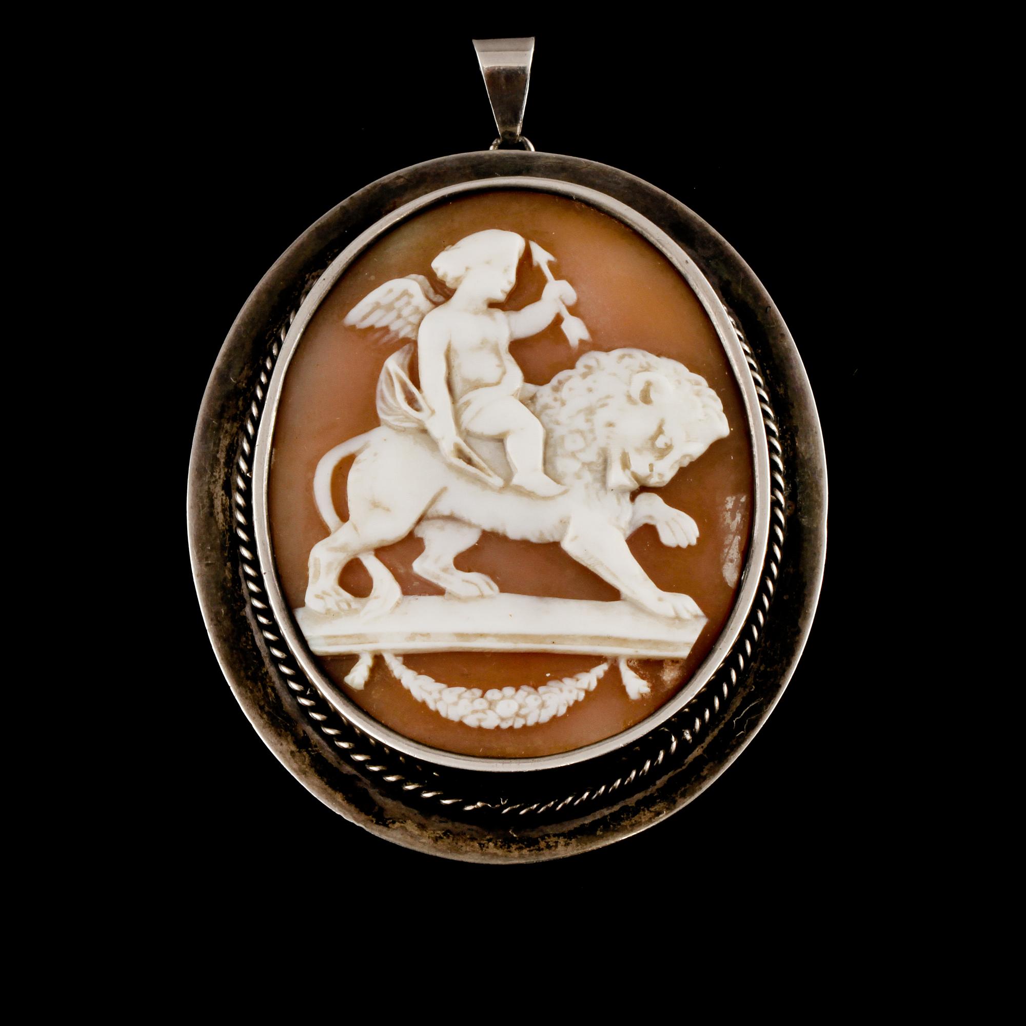 HÄNGE, silver med skuren snäckskalskamè, stämplad JEW, 1900-talets början. Vikt 23 g.