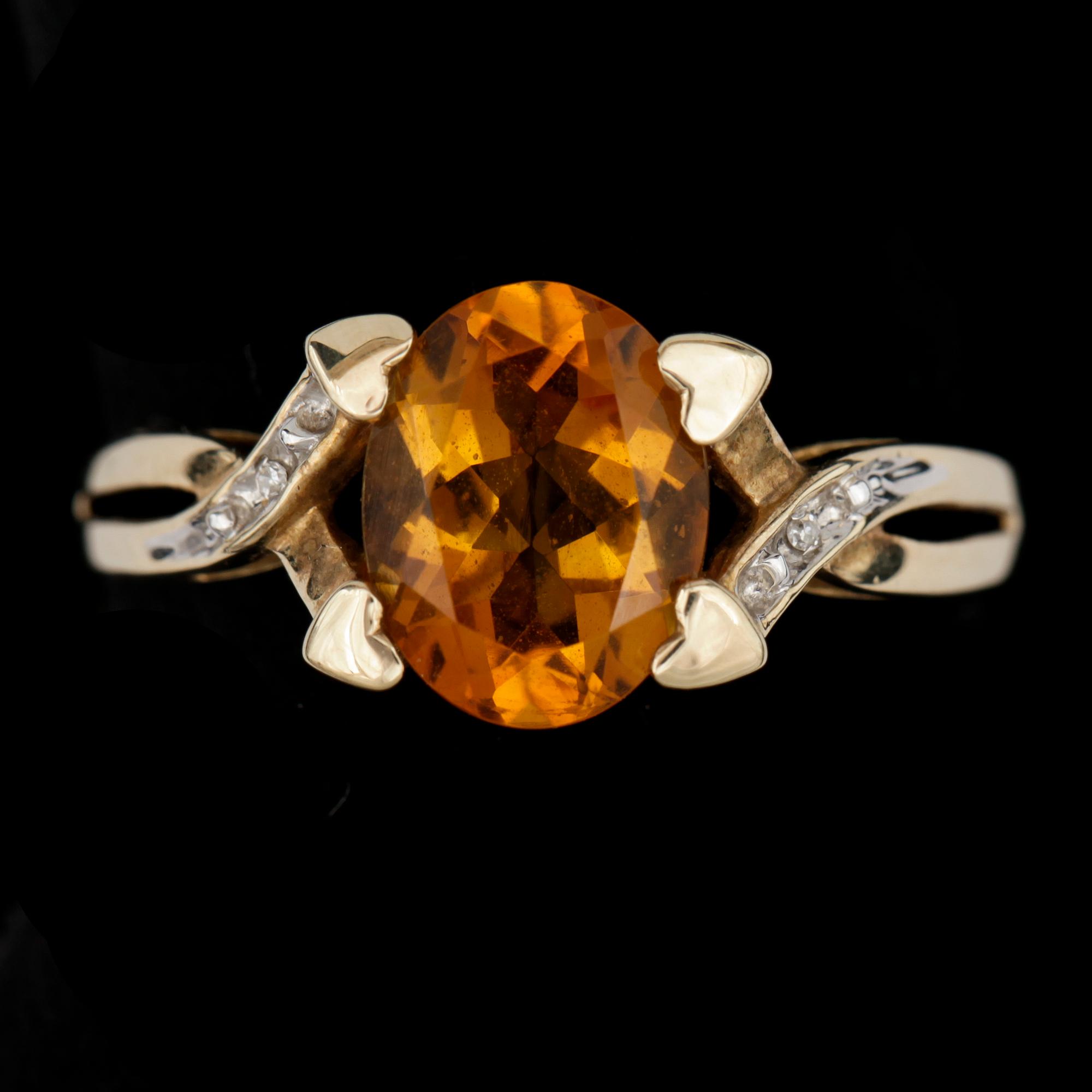 RING, 14k guld med oval fasettslipad citrin ca1,06ct o små diamanter. Vikt 2,2g.