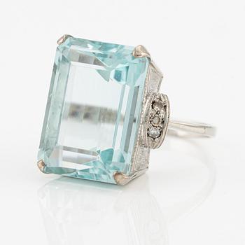 Ring, cocktailring med smaragdslipad akvamarin och åttkantslipade diamanter.