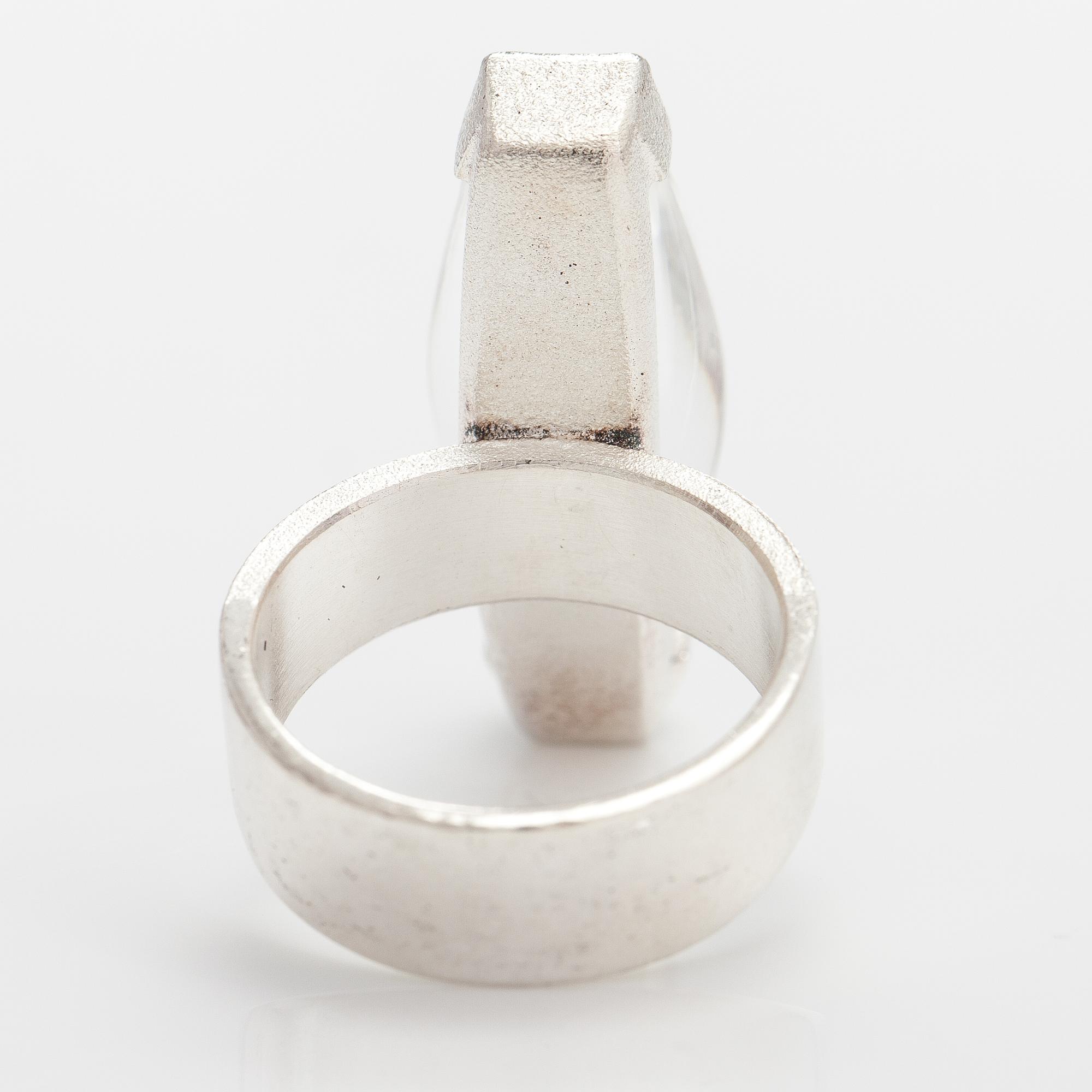 Björn Weckström, Ring "Luminoso", sterlingsilver, munsteinerslipad bergskristall. Lapponia 2009.