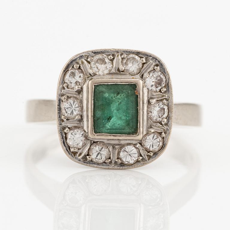 Ring, 18K vitguld med smaragd och briljantslipade diamanter.