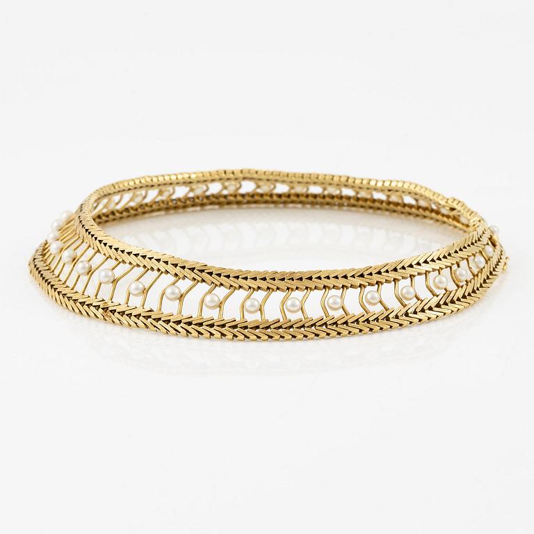 A Gübelin necklace in 18K gold set with cultured pearls.