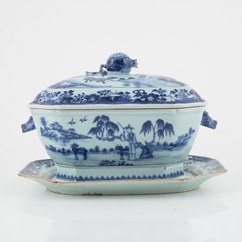 A Chinese blue and white export porcelain tureen with cover and stand, Qing dynasty, Qianlong (1736-95).