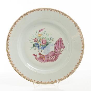 Tallrik och två koppar, porslin, Kina, Qingdynastin, Qianlong (1736-95).