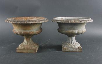 TRÄDGÅRDSURNOR, ett par, gjutjärn, 1900-tal.