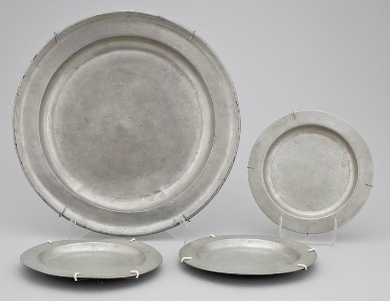 FAT SAMT 3 TALLRIKAR, tenn, bla Johan Bruhn, verksam 1778-1789 i Västervik.