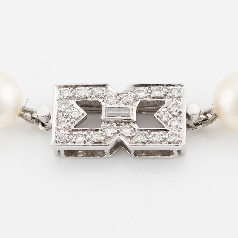 Pearl necklace, longer model, cultured pearls, clasp in 14K white gold with baguette and brilliant-cut diamonds.