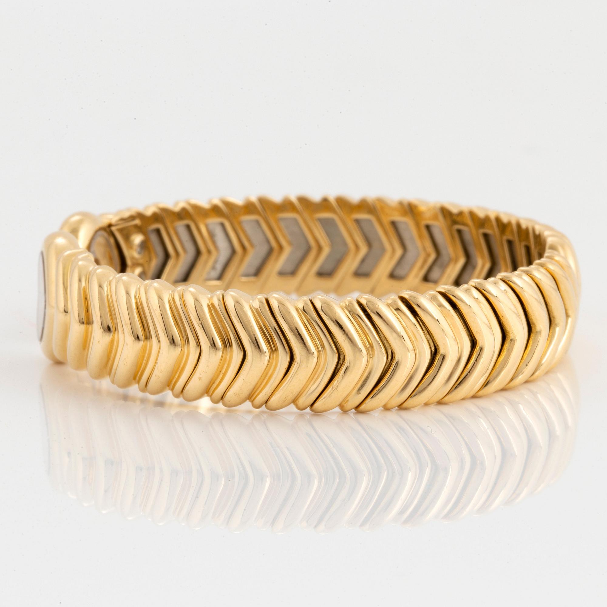 A Chopard "Happy Diamond" bangle in 18K gold.