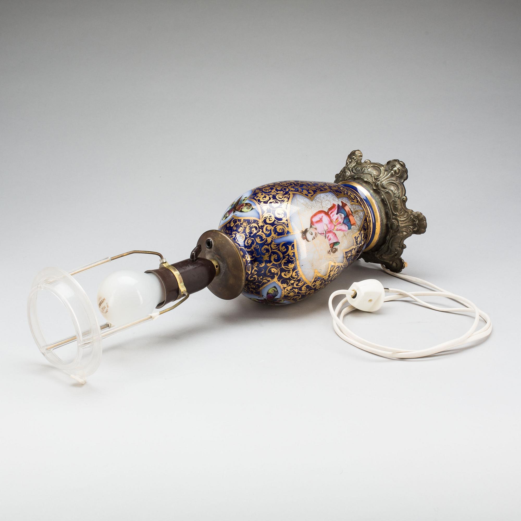BORDSLAMPA, porslin, 1900-tal.