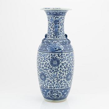 A large Chinese porcelain vase, late Qing Dynasty.