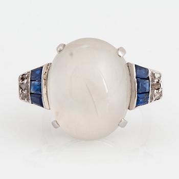1023. A ring set with a cabochon-cut moonstone ca 20.00 cts.