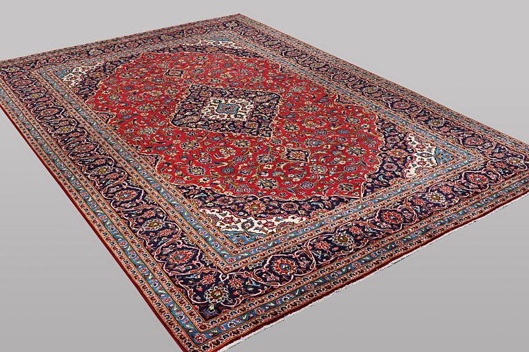 A carpet, Kashan, ca 401 x 284 cm.